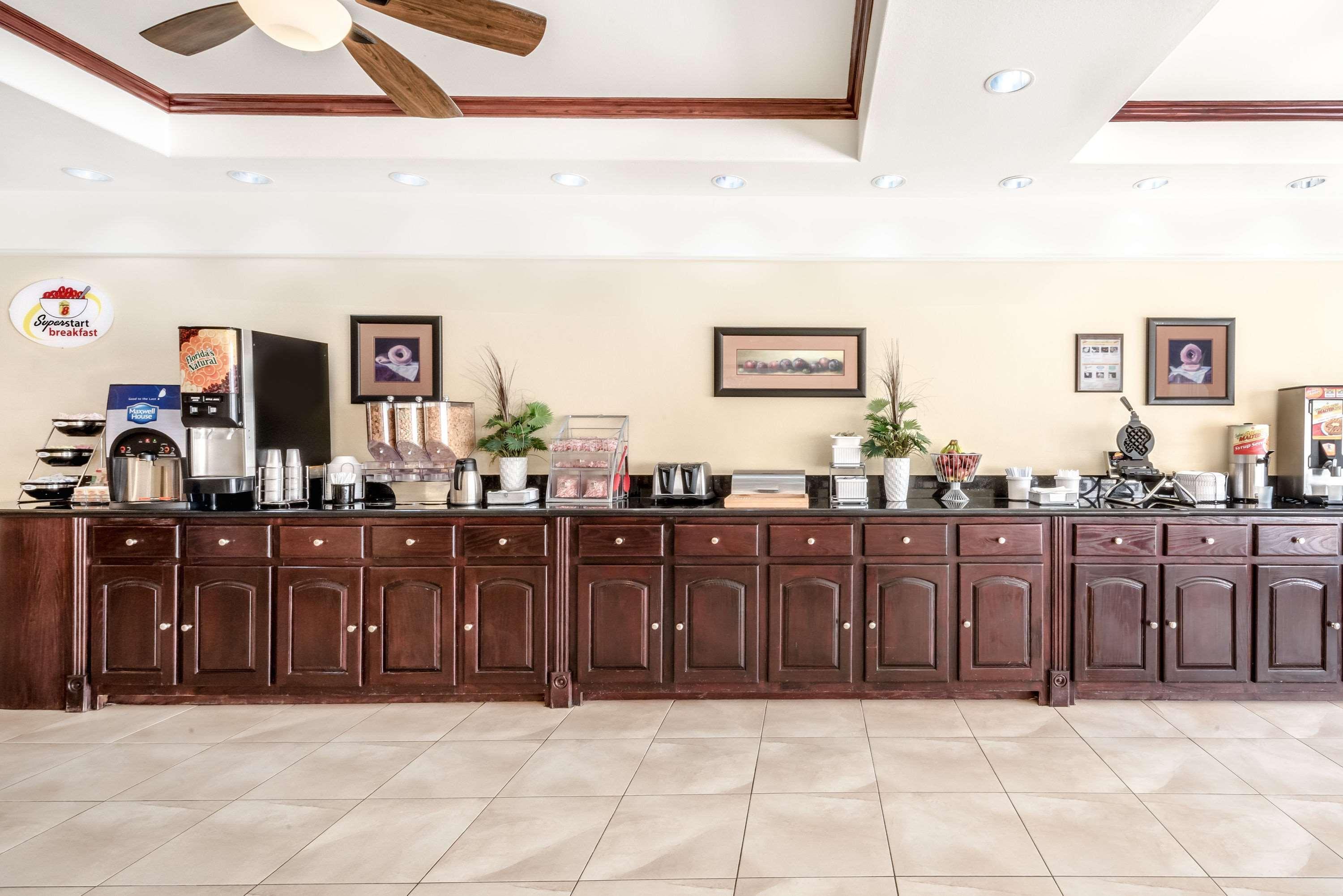 Super 8 By Wyndham Hidalgo At La Plaza Mall & Mcallen Airport Екстериор снимка