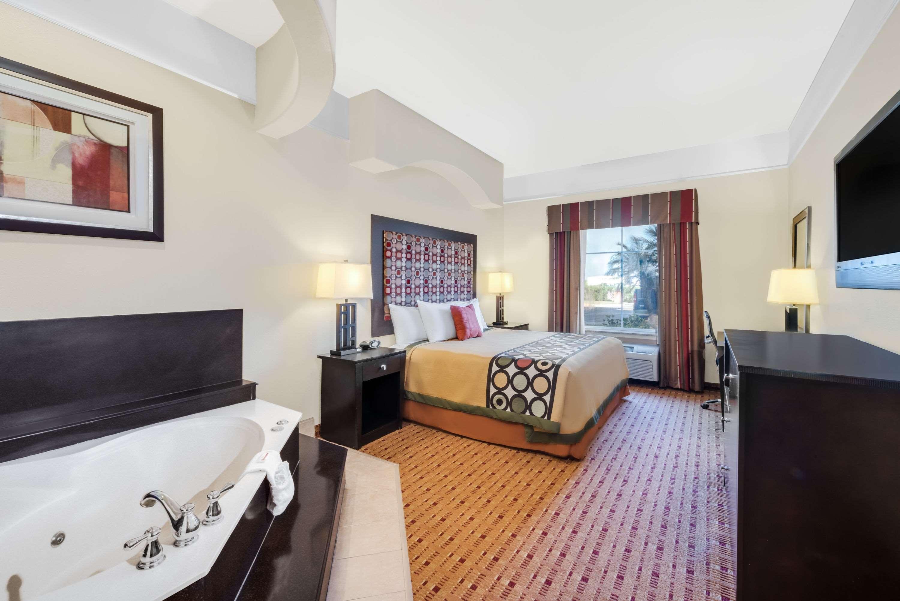 Super 8 By Wyndham Hidalgo At La Plaza Mall & Mcallen Airport Екстериор снимка
