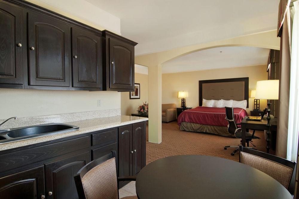 Super 8 By Wyndham Hidalgo At La Plaza Mall & Mcallen Airport Стая снимка