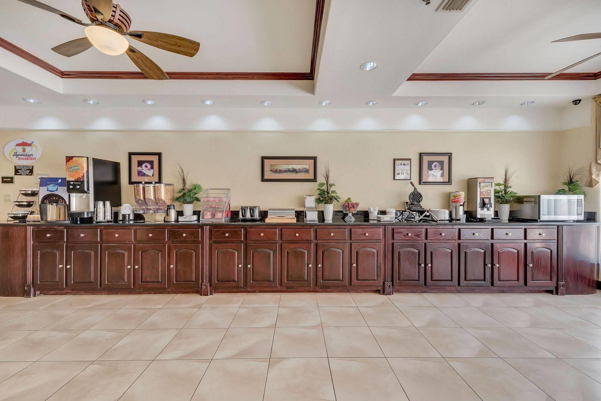 Super 8 By Wyndham Hidalgo At La Plaza Mall & Mcallen Airport Екстериор снимка