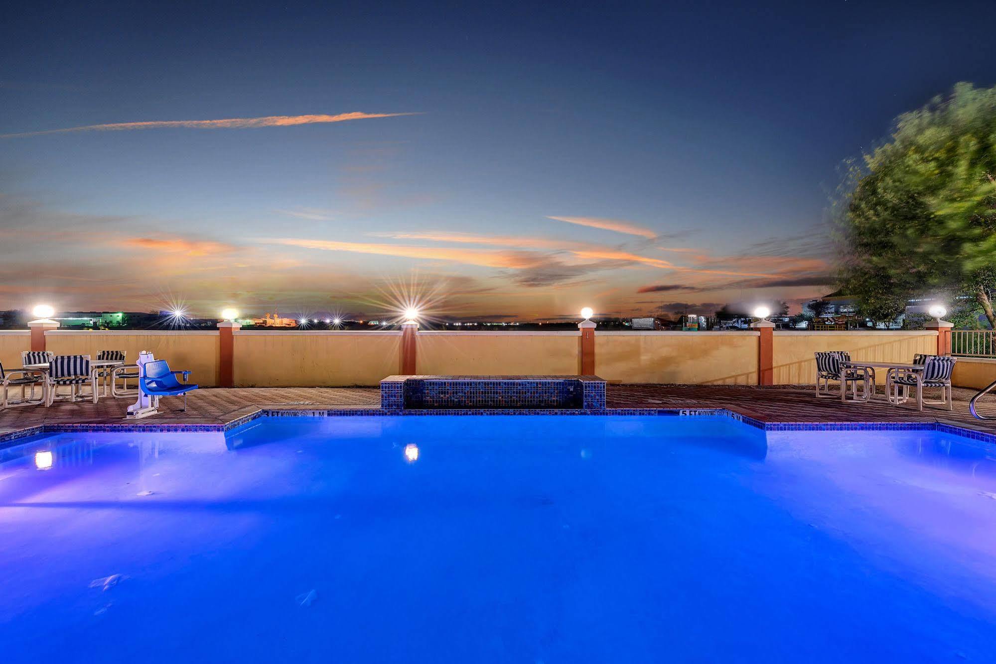 Super 8 By Wyndham Hidalgo At La Plaza Mall & Mcallen Airport Екстериор снимка