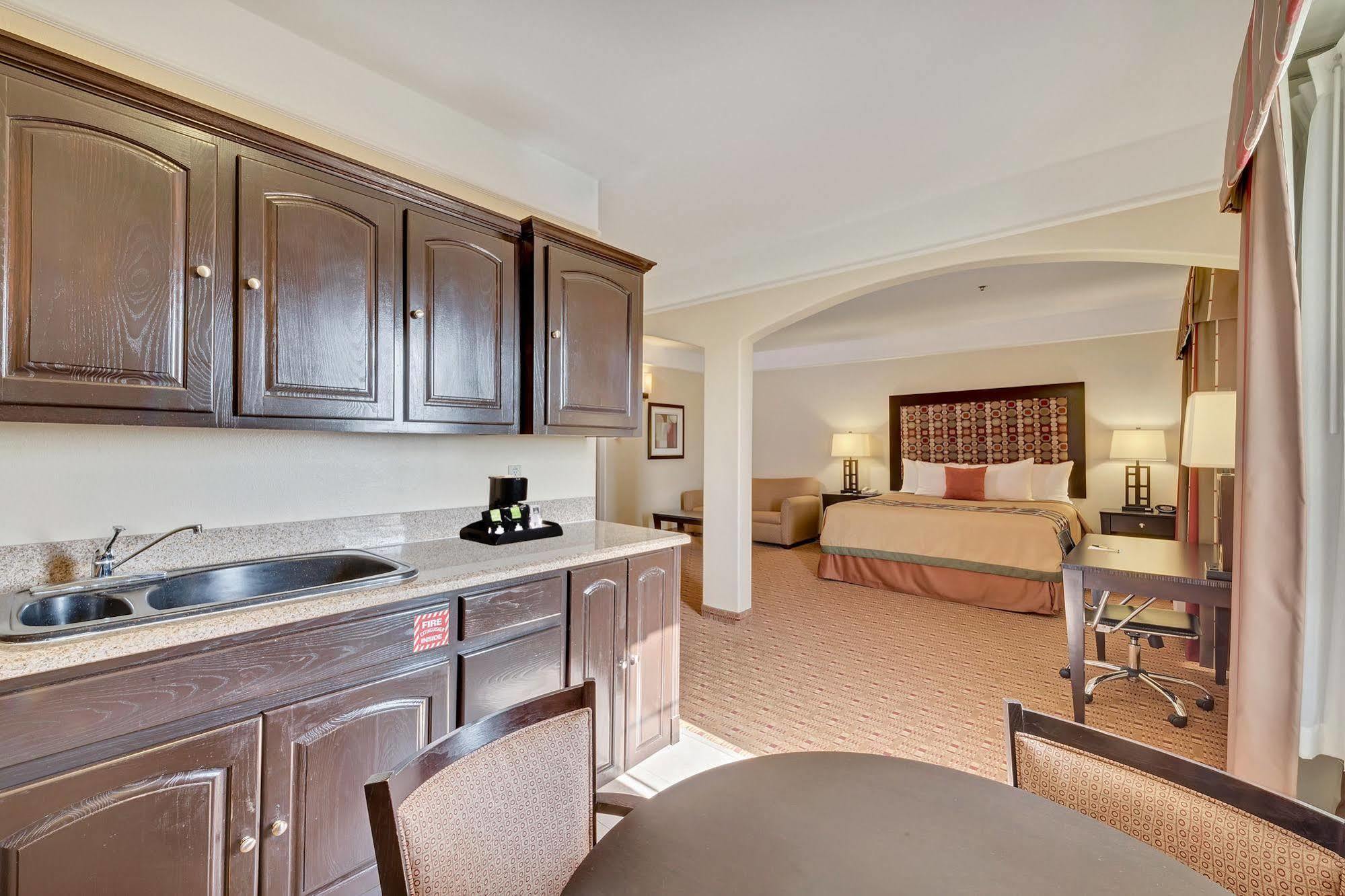 Super 8 By Wyndham Hidalgo At La Plaza Mall & Mcallen Airport Екстериор снимка